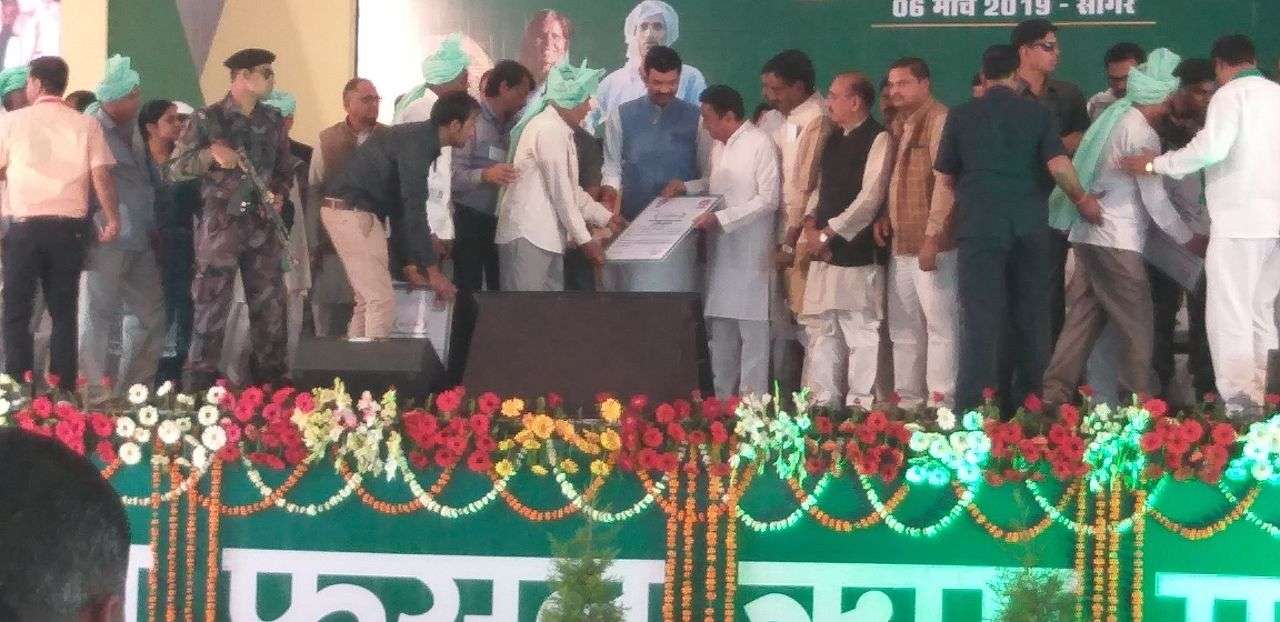 सीएम कमलनाथ उड़ा रहे थे मोदी की योजनाओं की धज्जियां, यहां बीच कार्यक्रम से जनता बाहर