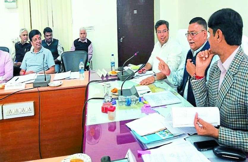 उपस्थित संभागीय आयुक्त, कलक्टर, विधायक व अन्य। नेचर गाइड व ईडीसी गाइड की होंगी नई भर्तियां