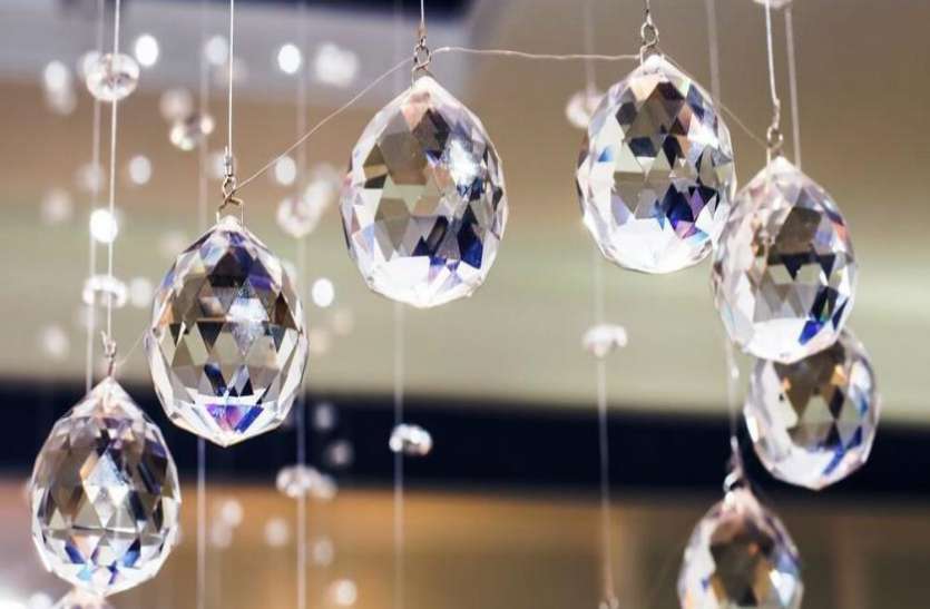 घर के मेन गेट पर टांग दें Crystal Balls, नकारात्मक ऊर्जा हमेशा रहेगी दूर घर के मेन गेट पर टांग दें Crystal Balls, नकारात्मक ऊर्जा हमेशा रहेगी दूर