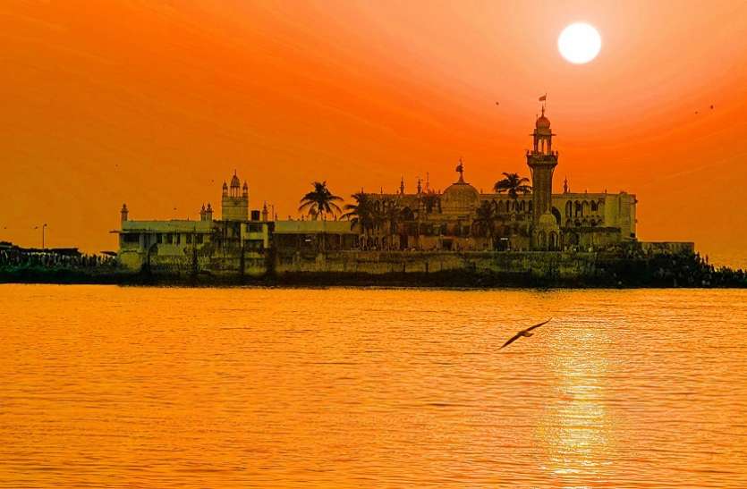 story of haji ali dargah हाजी अली की दरगाह के न डूबने के पीछे है यह चमत्कार, यूं ही नहीं पूरी हो जाती है यहां आने वाले की मुराद