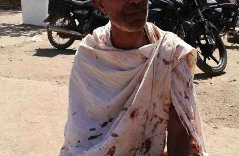 Due to exit from farm, dispute, three injured खेत से निकलने पर विवाद, दो पक्षों के बीच चले लटठ, तीन घायल