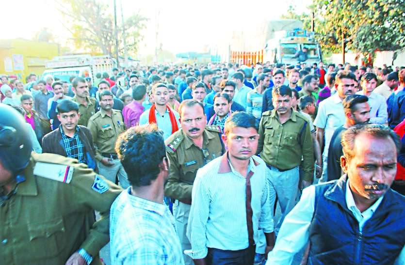 man वाहन ने बेटे को कुचला,पब्लिक ने मचाया हंगामा,भारी संख्या में पुलिस तैनात