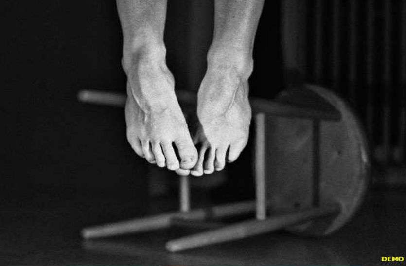 Married woman hangs herself in Vallabhnagar police station विवाहिता ने फांसी लगाकर की आत्महत्या, पीहर पक्ष ने पति पर लगाया शक करने का आरोप