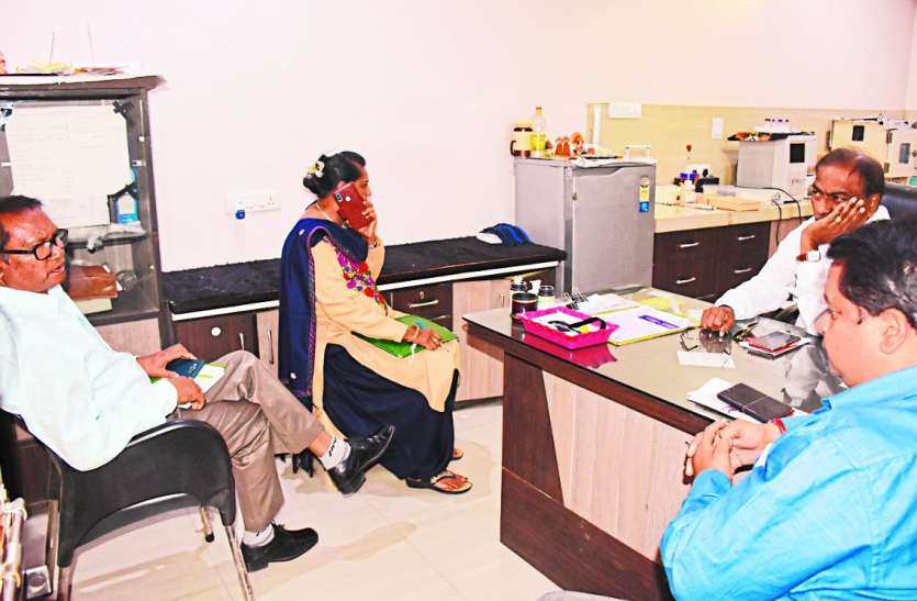 Action on Illegal Pathology Lab अवैध पैथालॉजी लैब पर गाज, संचालक सेंटर छोडक़र भागे