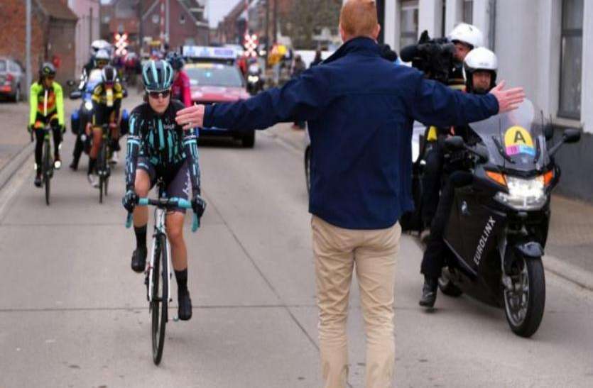 woman cyclist महिला दिवस विशेष: पुरुषों से तेज साइकिल चला रही थीं महिलाएं, आयोजकों ने रोक दी रेस