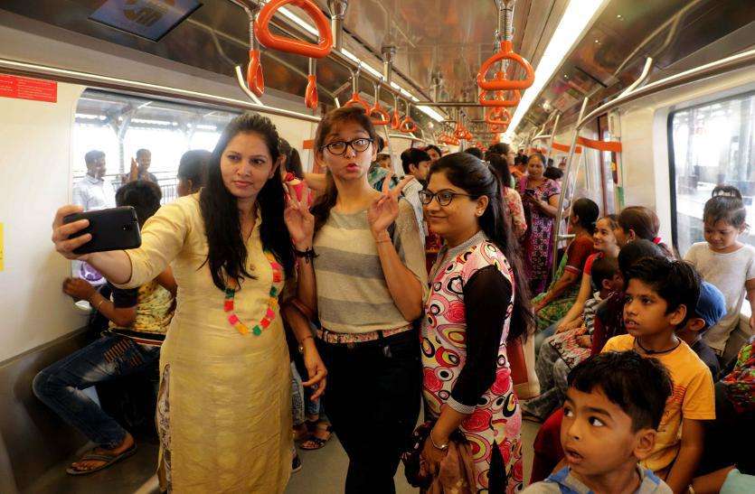 metro मेट्रो ट्रेन में महिलाओं ने किया सफर