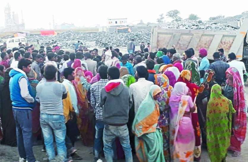 Two killed, two injured in road accident बाइक से घर जा रहे चार बच्चों को हाइवा ने लिया चपेट में, खबर सुन पसरा मातम