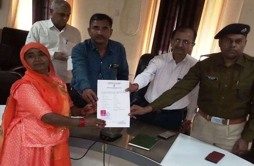 indian citizenship प्रशासन ने इन 6 पाक नागरिकों को भारतीय नागरिकता के प्रमाण पत्र दिए