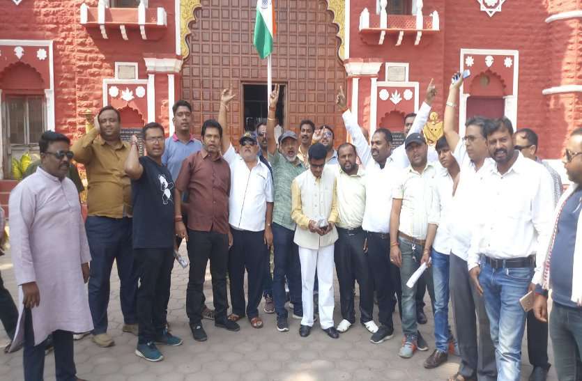 patrika Breaking: जिसके नाम से विवि उसी का नहीं छापा कार्ड में नाम, भड़के भाजयुमो नेताओं ने किया जमकर बवाल, Video