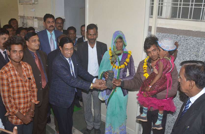 news अलग रह रहे थे पति-पत्नी, पति ने शराब न पीने की ली कसम तो पत्नी ने कोर्ट में पति को डाली वरमाला