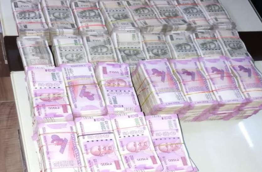 Black money आयकर विभाग को लोहा कारोबारी के घर से मिली इतनी ब्लैकमनी, नोटों को गिनने के लिए मशीन मंगवानी पड़ी