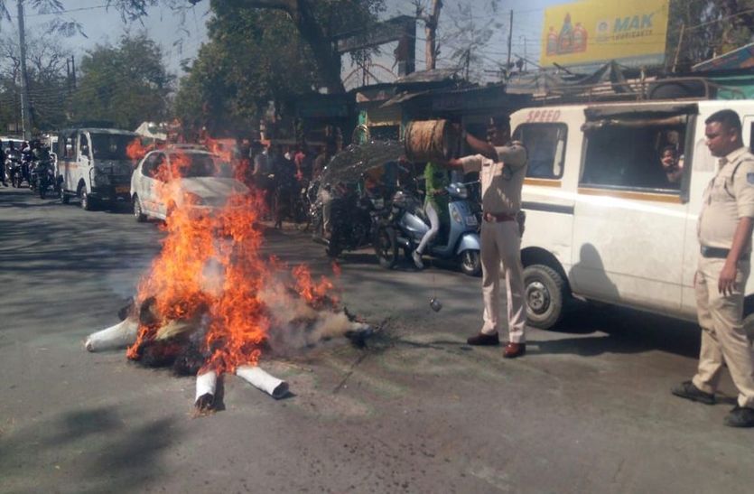 KAMALNATH GOVT IN MADHYA PRADESH देखें VIDEO पुलिस भाजपाईयों के साथ थी, जल गए कमलनाथ सरकार के पुतले