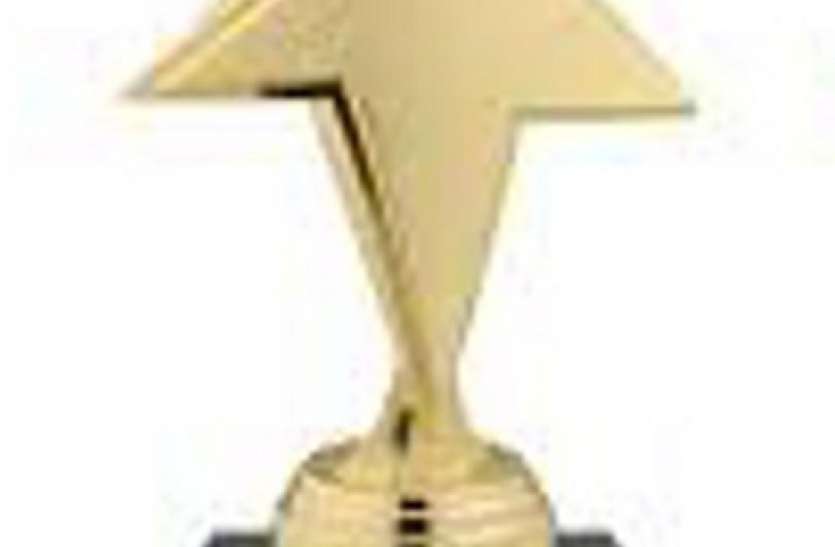 award बोर्ड परीक्षाओं में उच्च श्रेणी के अंक प्राप्त करने पर छात्र छात्राओं को किया सम्मानित