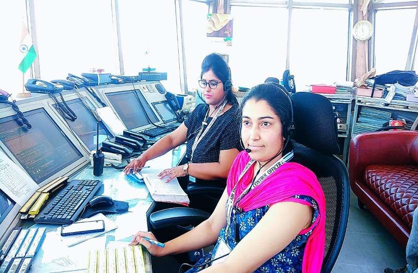 CG News एयरपोर्ट में इन महिला अधिकारियों के आदेश के बिना उड़ान नहीं भर सकते एक भी प्लेन, देखिए Video