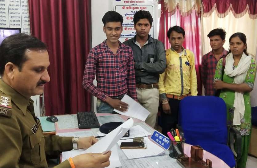 In the name of computer course, students ran by the money of the stude कम्प्यूटर कोर्स के नाम पर छात्रों के रुपए लेकर संचालक भागा, मांगने पर मिल रही धमकी