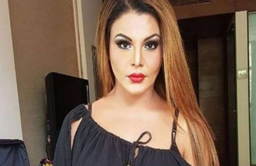 Rakhi Sawant new tattoo video viral | Video: राखी सावंत के टैटू बनवाते