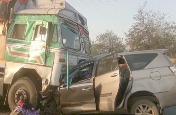10 people died in road accident in ramgarh कार-ट्रक के बीच भीषण टक्कर, तीन महिलाओं समेत दस की मौत