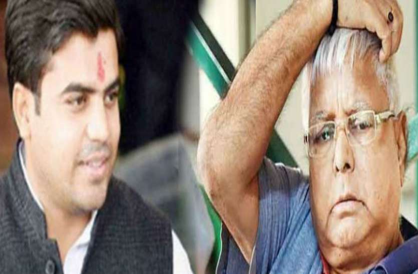 Lok sabha elections 2019 BIG NEWS: लालू प्रसाद यादव के दामाद का टिकट कटते ही शुरू हुआ मुलायम का विरोध, फूंक दिया गया पुतला, देखें वीडियो