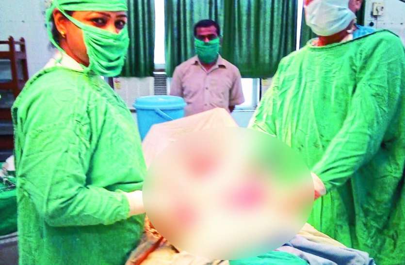 Unique operation: garbhashay se nikla 8 kilo ka Tumor महिला के पेट में 5 साल से हो रहा था दर्द, चिकित्सकों ने किया ऑपरेशन तो निकला कुछ ऐसा कि..
