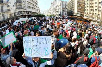 algerian student-lead-protest against Bouteflika university shutdown अल्जीरियाई राष्ट्रपति अब्देलअजीज बुटफ्लिका के खिलाफ छात्रों का उग्र प्रदर्शन, सभी विश्वविद्यालय बंद