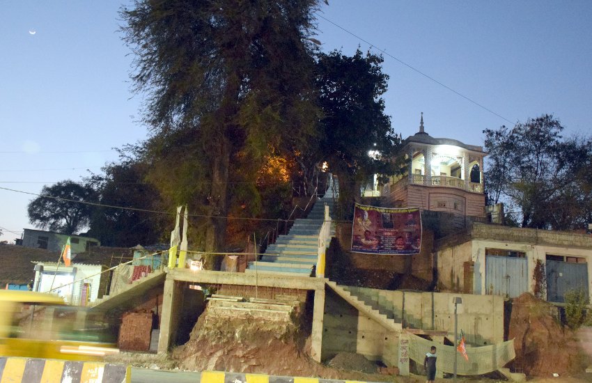 इसलिए नहीं हो पा रहा शहर के इस प्राचीन मंदिर का जीर्णोद्धार, जानिए क्या है कारण इसलिए नहीं हो पा रहा शहर के इस प्राचीन मंदिर का जीर्णोद्धार, जानिए क्या है कारण