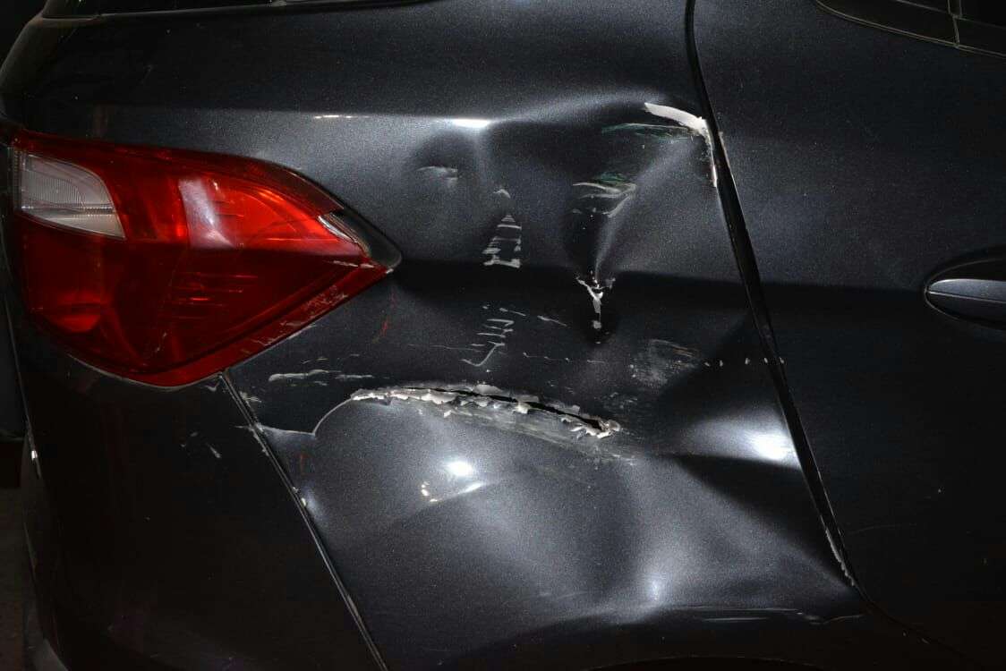 ट्रक ने कार को टक्कर मार दी