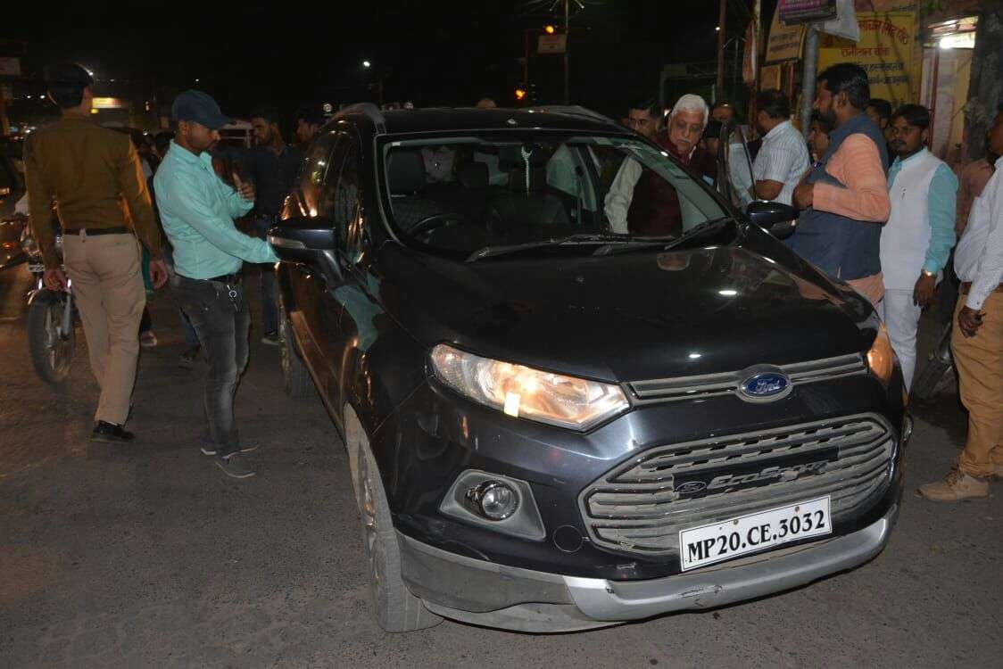 कार की पिछली सीट पर थे विधायक