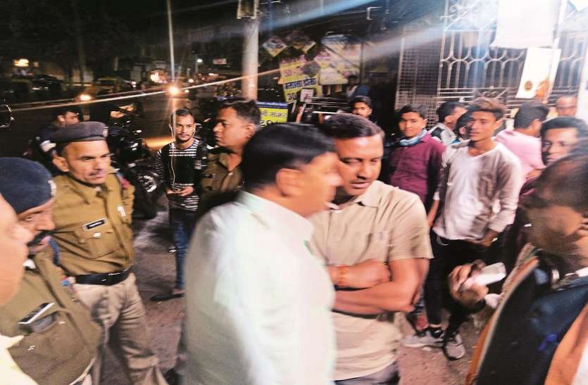 indore राजबाड़ा बंद कराने आए जवानों से भिड़े कांग्रेसी