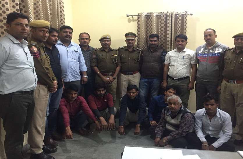 लाखों के जेवरात चुराने वाला डकैत साथियों समेत गिरफ्तार लाखों के जेवरात चुराने वाला डकैत साथियों समेत गिरफ्तार