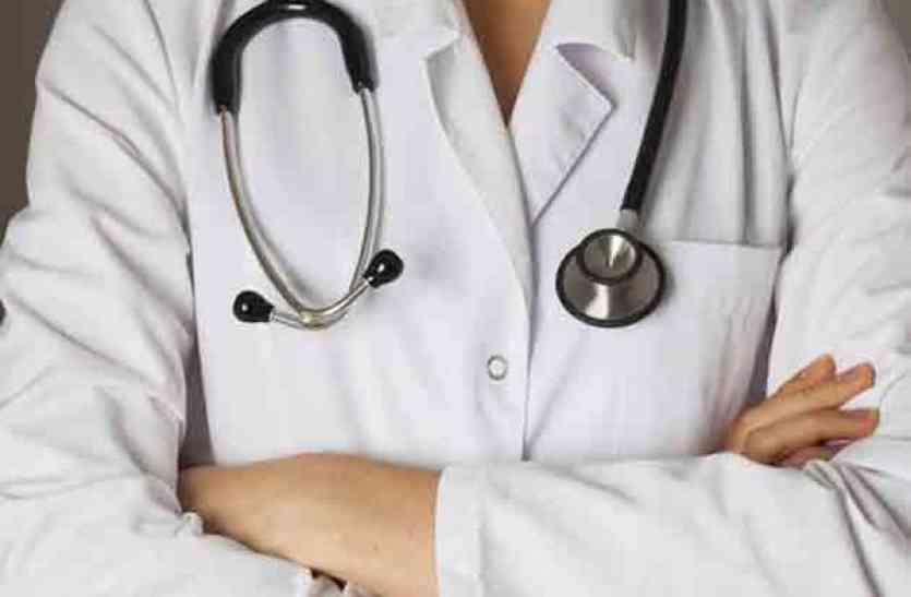 doctor अब अगर इलाज के दौरान डॉक्टर करते है लापरवाही, तो देना पड़ सकता है जुर्माना
