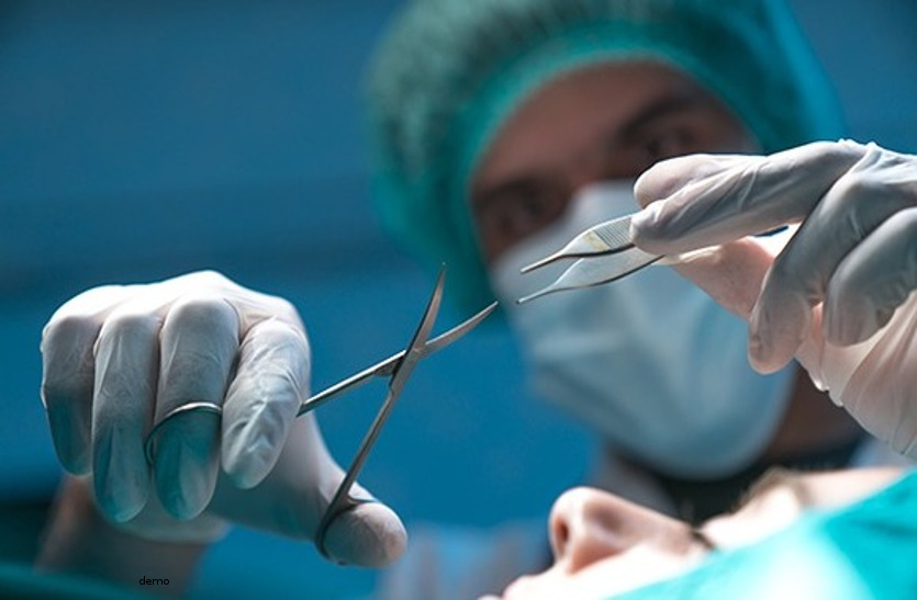 doctor किडनी के ऑपरेशन में डॉक्टर ने निकाला सिर्फ आधा स्टोन, दर्ज करवाई लापरवाही की शिकायत तो...