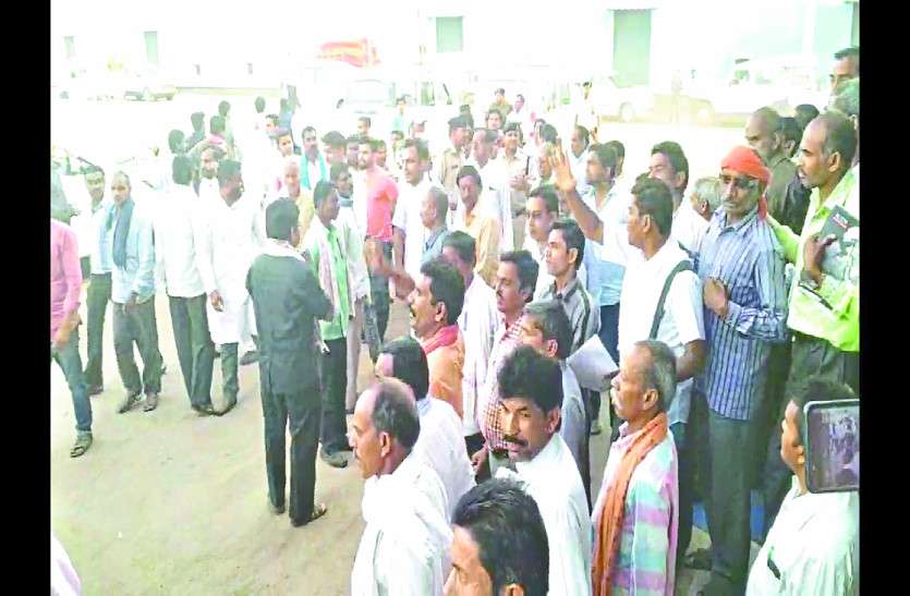 farmers मंत्री के सामने इस विधायक के खिलाफ किसानों ने की जमकर नारेबाजी, ये थी वजह