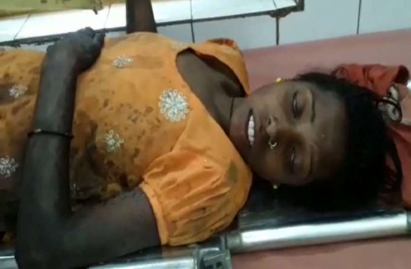 Girl रेलवे स्टेशन पर लकड़ी बीनने गई युवती का ट्रेन हादसे में कटा पैर, हालत नाजुक