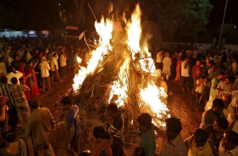holika dahan ke upay होली 2019 : सिर से सात बार उतारकर होलिका में जला दें श्रीफल, दूर हो जाएगी सारी परेशानियां