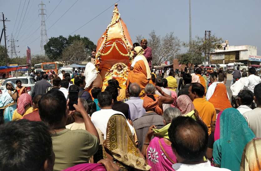 ayodhya दिवंगत जगद्गुरु स्वामी पुरुषोत्तमाचार्य जी के अंतिम यात्रा में उमड़ा जन सैलाब