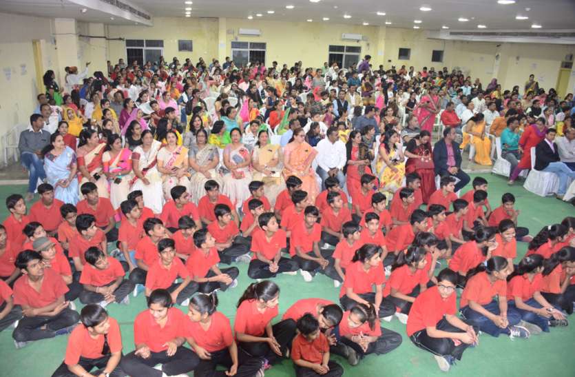 Message to the society given to girls by Karun Voan, Awaz बालिकाओं ने करुण स्वर से ओजस्वी वाणी तक दिया समाज को संदेश....