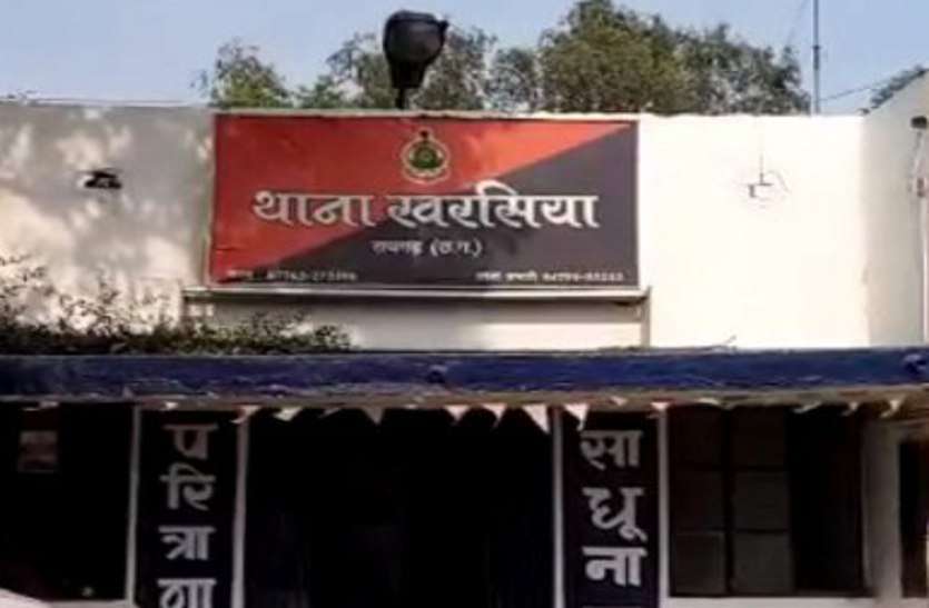 - खरसिया थाना अंतर्गत ग्राम कुनकुनी का है मामला महिला समूह को मारने टांगी लेकर दौड़ाया, महिलाओं ने दौड़ लगाकर बचाई अपनी जान, जानें क्या है मामला