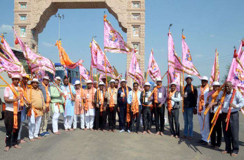 रंग बिरंगे फूलों से सजे बाबा श्याम श्याम बाबा के लक्खी मेले के पहले दिन बाबा श्याम को अनेक प्रकार के सुगंधित फूलों से सजाया गया। गुलाब, मोगरे सहित हरे, नीले आदि रंग बिरंगे फूलों से श्याम सरकार का श्रृंगार किया गया।रींगस से खाटूधाम तक पदयात्रियों व पेटपळानिया वालों की लम्बी कतारें लगी हुई है। पदयात्राओं में श्याम स्वरूपों की झांकियों का भी दौर शुरू हो गया है। अधिकतर श्याम भक्त कोलकाता, मुम्बई, दिल्ली, हरियाणा, पंजाब सहित अनेक राज्यों से है। इनमें से कई भक्त ऐसे भी है जो धुलण्डी तक रुकते हैं। मेले में बाजार में दुकानें सज गई हैं। खाटू की अधिकांश होटले और धर्मशालाएं लगभग एक महीने पहले ही बुक हो चूकी हैं। रींगस से लगने लगी भक्तों की कतार रींगस. बाबा श्याक का वार्षिक लक्खी मेला शनिवार से प्रारम्भ हो गया है। मेले के पहले दिन ही बाबा श्याम के दरबार में हाजिरी लगाने वाले हजारों श्याम भक्तों की रींगस-खाटूश्यामजी मार्ग पर कतार लगनी शुरू हो गई है। रींगस दरबार में हाजिरी लगाने के बाद श्याम भक्त पैदल निशान लेकर नाचते गाते खाटूधाम के लिए जा रहे हैं जिससे पूरा खाटूश्यामजी सडक़ मार्ग श्याम रंग में रंगने लग गया है। वहीं भक्तों की सेवा के लिए भी पूरे मेला मार्ग में भण्डारे लगने शुरू हो गए। हालांकि मेले में प्रशासन ने छाया पानी व शौचालयों की व्यवस्था नहीं की जिससे श्रद्धालु परेशान हो रहे हैं। रींगस खाटूश्यामजी सडक़ मार्ग पर सडक़ किनारे लगा खुला ट्रांसफार्मर भी हादसों को न्योता दे रहा है। इस ट्रांसफार्मर के चारों ओर सुरक्षा दिवार या जाली न होने के कारण रात्रि के अंधेरे में कोई भी बड़ा हादसा हो सकता है। कस्बे के लोगों ने भी विद्युत विभाग को अनेक बार समस्या से अवगत करवाया है लेकिन विभाग द्वारा ना ट्रांसफार्मर को दूसरी जगह लगाया गया है और ना ही उसके चारों ओर सुरक्षा दीवार बनाई गई है। एक यात्रा बाबा के रास्ते की सफाई के नाम रींगस से खाटूश्यामजी पैदल जा रहे यात्रियों की सेवा के लिए श्री श्याम दीवाने कीर्तन मण्डली सुरत द्वारा स्वच्छ खाटू अभियान के तहत सफाई यात्रा भी निकाली जा रही है। इस मण्डली के हरीश माली, भावना पटेल, अशोक शर्मा, वीना शर्मा, रंजना मोदी, अमित डागा, बलवीर सहित करीब दो दर्जन से अधिक सदस्यों द्वारा रींगस से खाटूश्यामजी तक झाडू लगाकर व रास्ते के कंकड पत्थर हटाते हुए यात्रा की जा रही है। मण्डली के सदस्यों ने बताया कि रास्ते में जहां गड्ढे बने हैं वहां उनके द्वारा मिट्टी डालकर मार्ग को सुगम बनाया जा रहा है।
