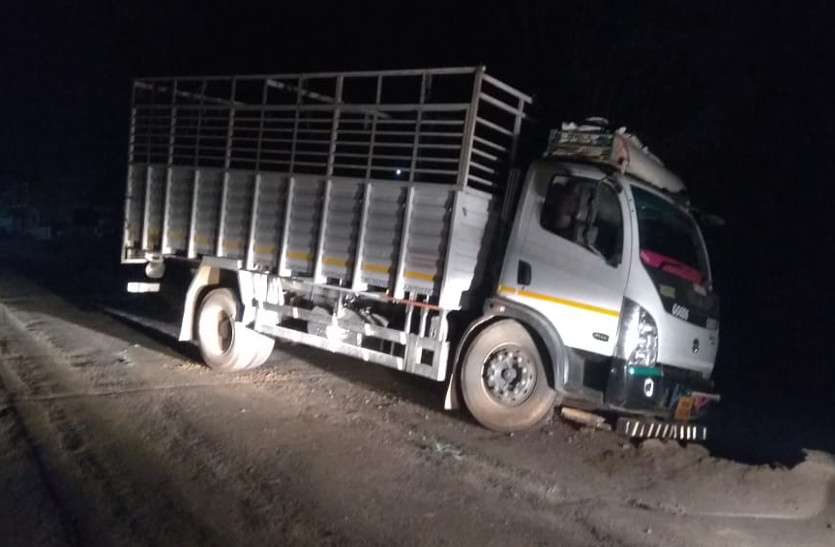मेटाडोर का एक पहिया पुल पर लटकता देख लोगों के उड़ गए होश, चालक ने ऐसे बचाई जान मेटाडोर का एक पहिया पुल पर लटकता देख लोगों के उड़ गए होश, चालक ने ऐसे बचाई जान