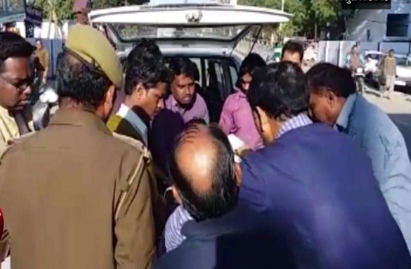 news Video: कोचिंग सेंटर की छत पर हार्इटेंशन लाइन के नजदीक पहुंचे शख्स का हुआ एेसा हाल, देखते ही लोगों की निकल गर्इ चीख