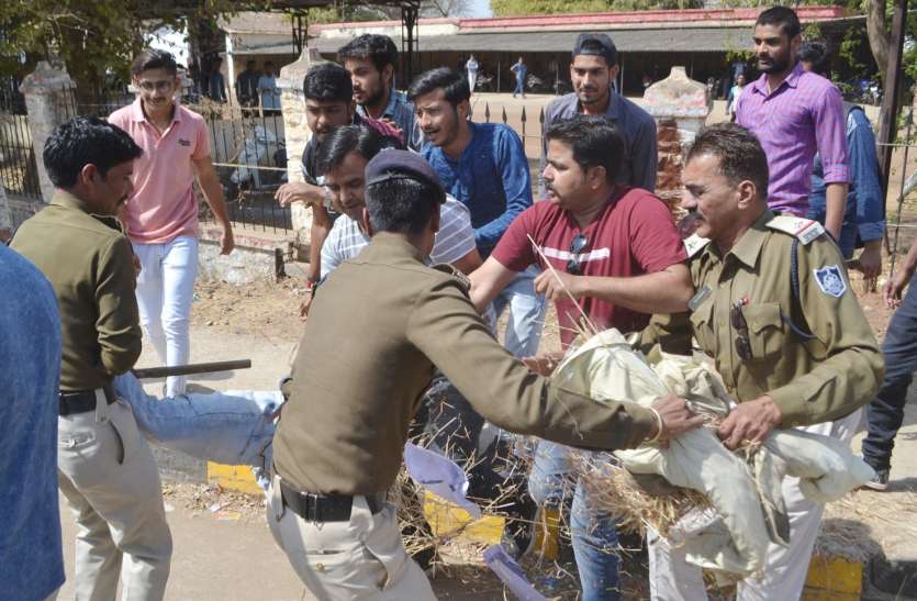 patrika मुख्यमंत्री का पुलिस से जद्दोजहद कर जलाया पुतला