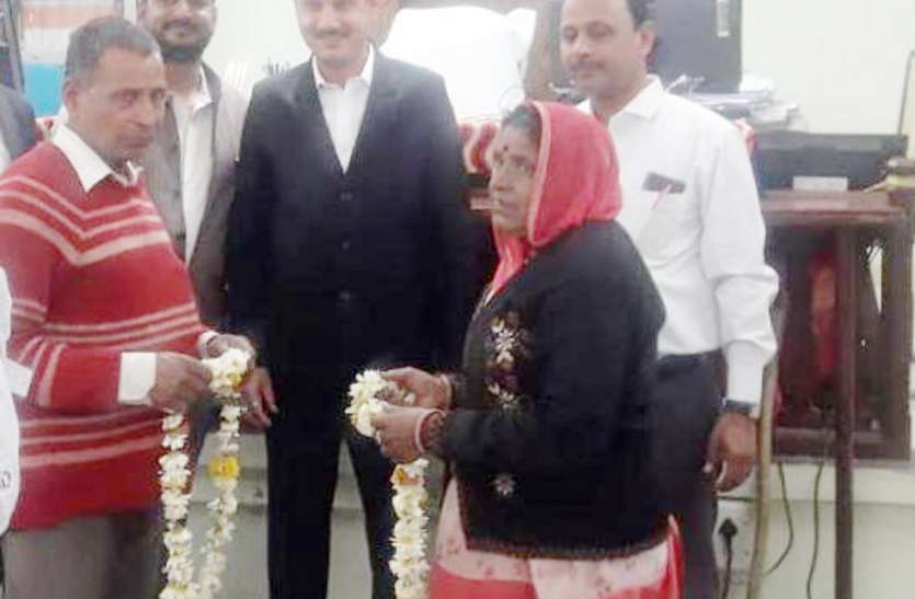 patrika एक दूसरे का माला पहनाई और कहा अब नहीं होंगे दूर