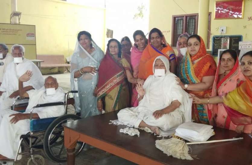 patrika जैन कान्फ्रेस ने दीक्षा लेने वाले साधु-साध्वियों के सांसारिक माता का किया सम्मान