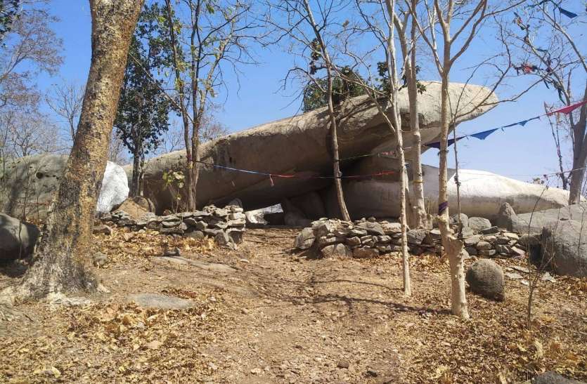 pratapgarh जंगल में पूर्णशिला महादेव स्थल से शिवलिंग चोरी