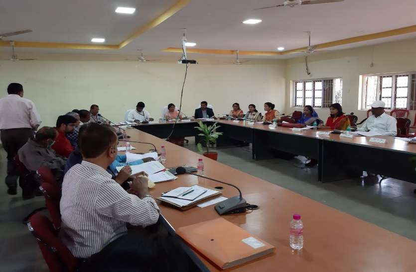 video: See what the president said to the PHe officer in the meeting video: पानी को लेकर बैठक में बवाल, पीएचइ अधिकारी को अध्यक्ष ने क्या कहा देखिए वीडियो
