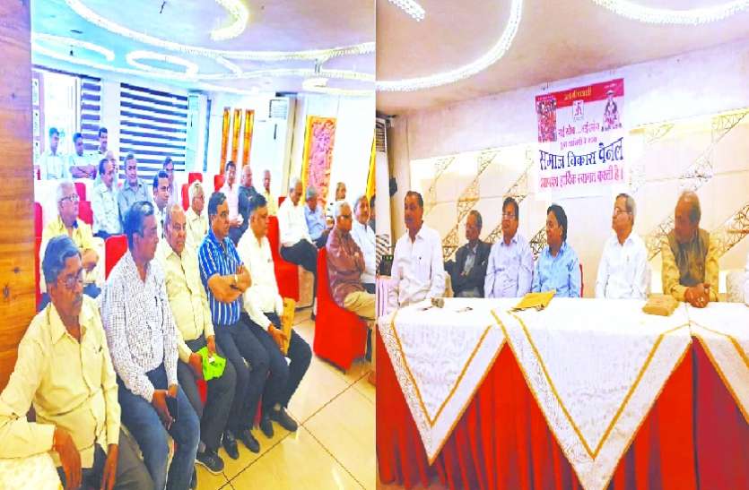 indore वरिष्ठों के साथ युवाओं ने बनाई समाज विकास पैनल