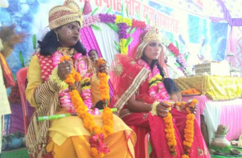 Shrimad Bhagwat Katha महारास के बीच एक दूजे के हुए श्रीकृष्ण-रुक्मिणी...जब हुई फूलों की वर्षा तो...