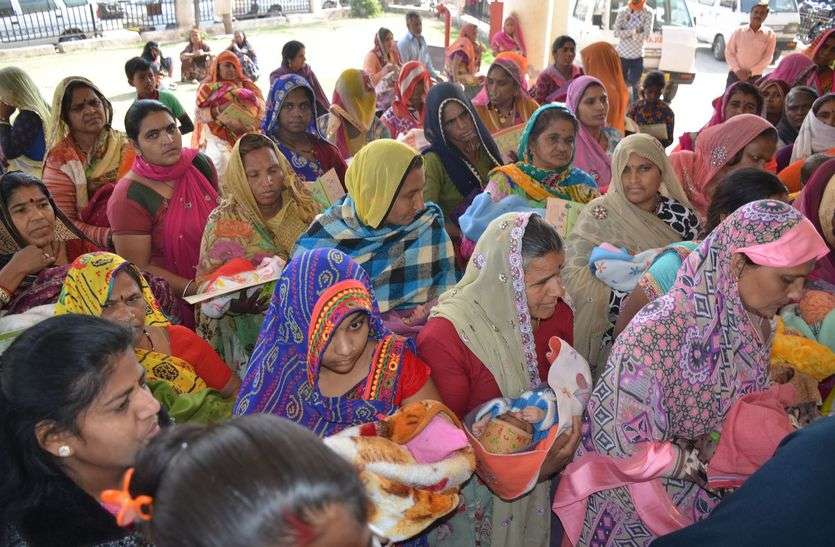 chittorgarh महिलाएं मासूमों को लेकर जनप्रतिनिधियों के पास क्यों दौड़ी आई