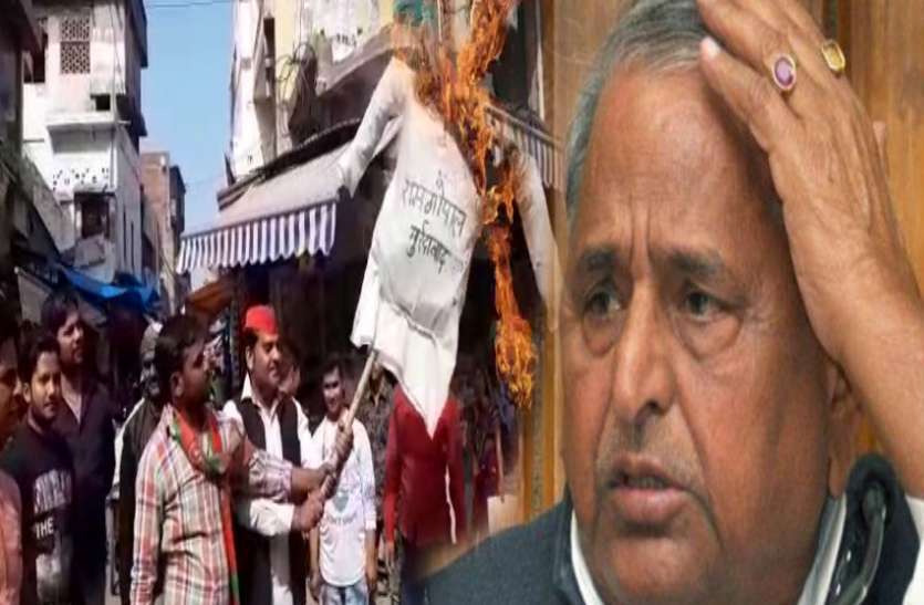 SP Workers मुलायम सिंह के विरोध की खबर पहुंची हाईकमान तक, इन सपा नेताओं पर बड़ी कार्रवाई