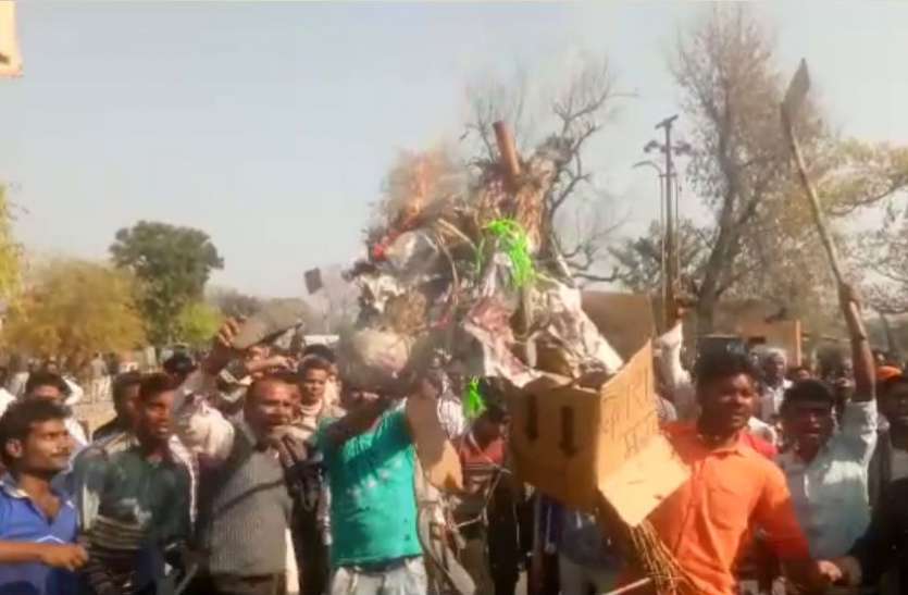 protest मां-बेटे की बाथरूम में मिली लाश, भाजपा विधायक पर लगे गंभीर आरोप, फूंका पुतला